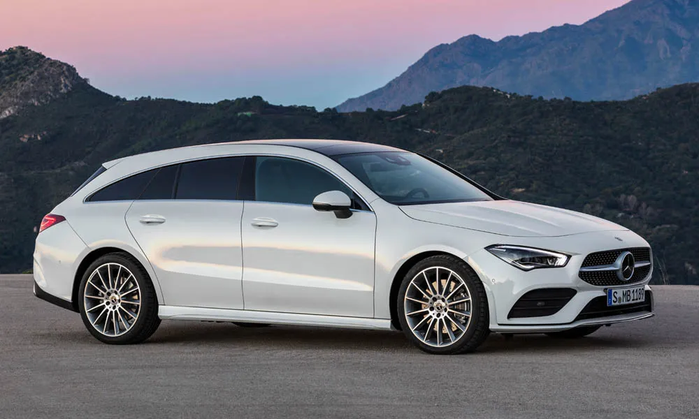 Фото Mercedes-Benz CLA — вид спереди, фото 10. Анфас: пропорции капота, посадка кузова и графика ходовых огней. Дневные ходовые огни включаются автоматически с запуском Mercedes-Benz CLA — вид спереди, фото 10
