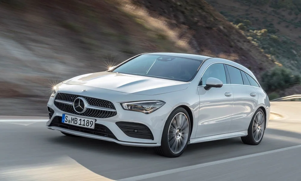 Фото Mercedes-Benz CLA — вид спереди, фото 12. Передок в белом исполнении — крупная светотехника и выразительный бампер. Дневные ходовые огни включаются автоматически с запуском Mercedes-Benz CLA — вид спереди, фото 12