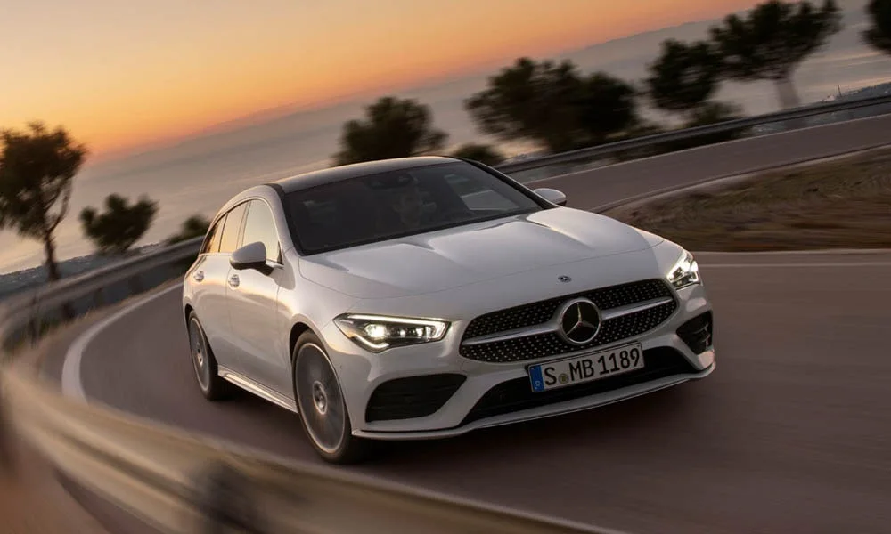 Фото Mercedes-Benz CLA — вид спереди, фото 13. Кузов в белом цвете: рисунок оптики и решётки задаёт узнаваемое «лицо» модели. Дневные ходовые огни включаются автоматически с запуском Mercedes-Benz CLA — вид спереди, фото 13