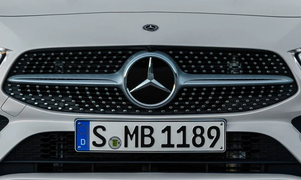Фото Mercedes-Benz CLA — решётка радиатора, фото 2. Фирменный рисунок облицовки — визитная карточка марки. За решёткой у многих комплектаций стоит радар адаптивного круиз-контроля Mercedes-Benz CLA — решётка радиатора, фото 2