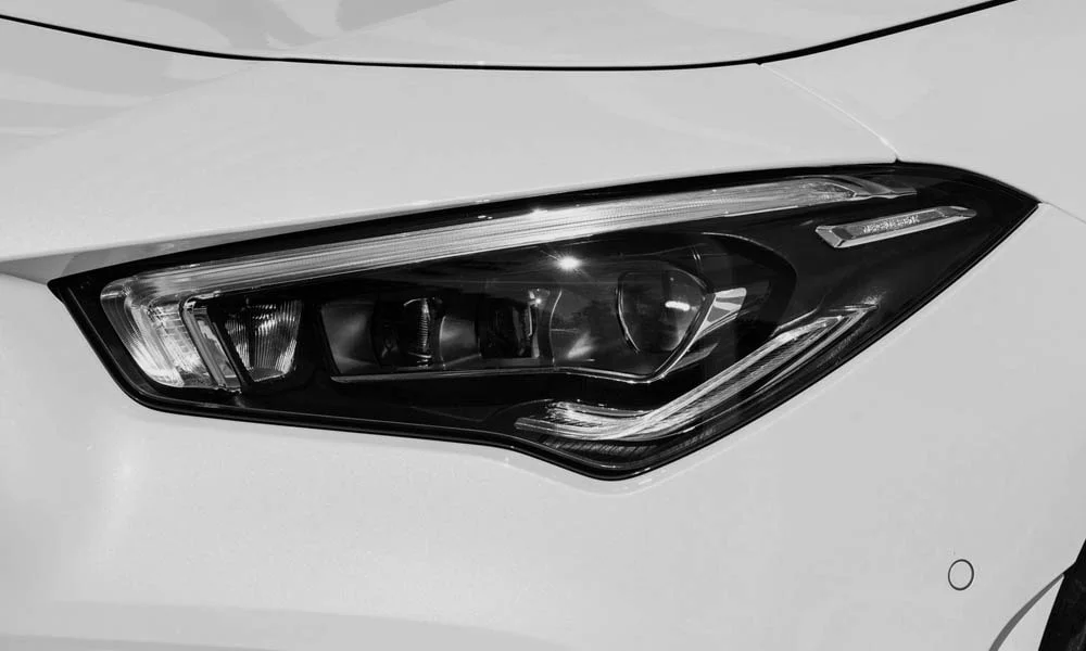 Фото Mercedes-Benz CLA — передняя оптика. Фара вблизи — самый детализированный элемент экстерьера Mercedes-Benz CLA — передняя оптика