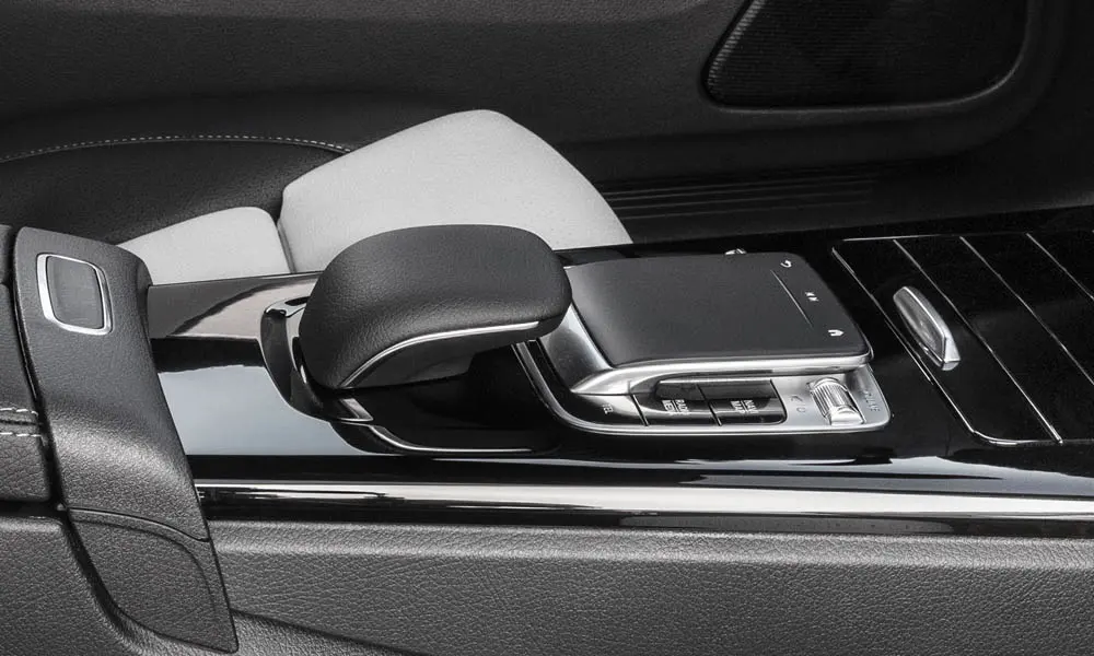 Фото Mercedes-Benz CLA — интерьер, фото 3. Общий план салона: архитектура панели, консоль и кресла. Светлая гамма зрительно расширяет салон, тёмная — практичнее в уходе Mercedes-Benz CLA — интерьер, фото 3