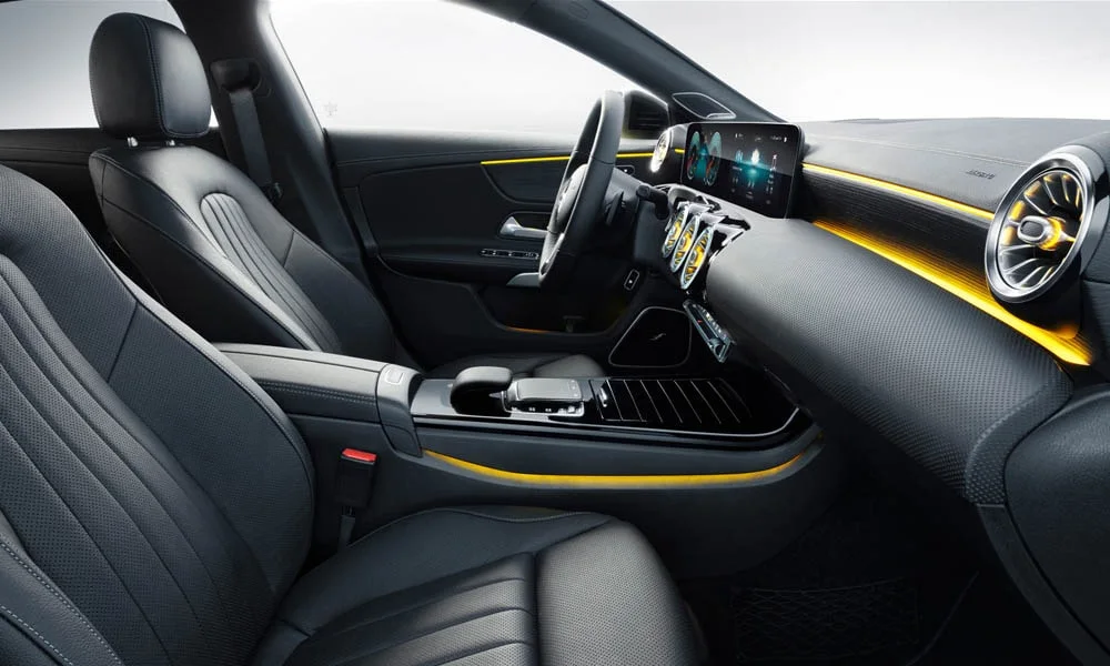 Фото Mercedes-Benz CLA — интерьер, фото 4. Общий план салона: архитектура панели, консоль и кресла. Уровень отделки читается по стыкам панелей и мягким поверхностям в зонах касания Mercedes-Benz CLA — интерьер, фото 4