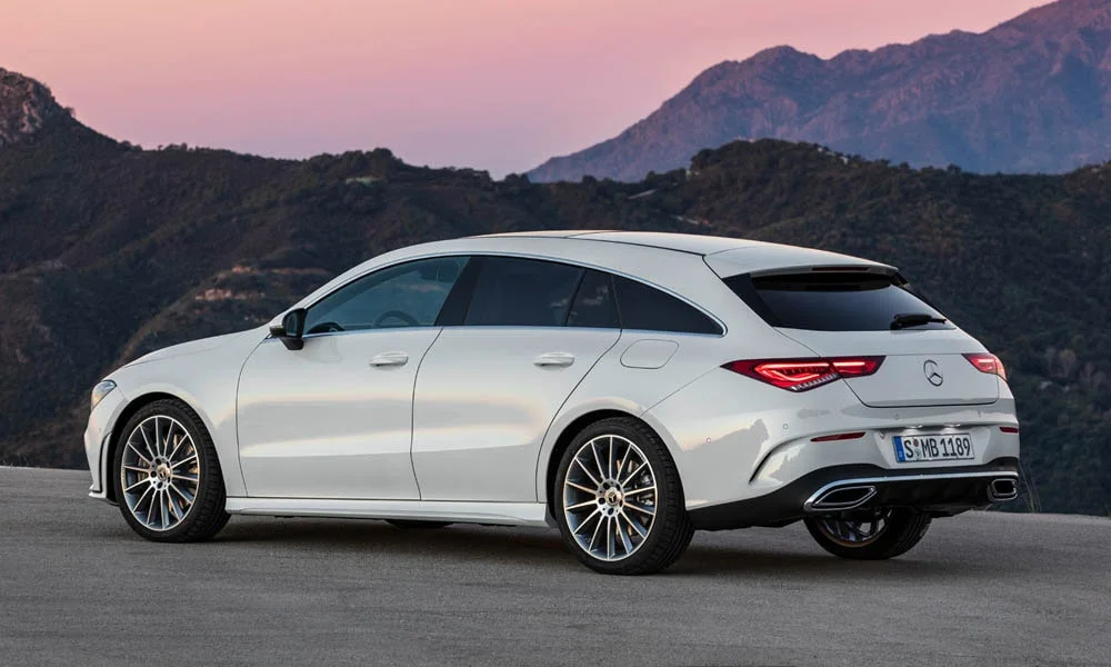 Фото Mercedes-Benz CLA — вид сзади, фото 10. Линия крыши, стойки и задняя дверь в белом исполнении. Светодиодная полоса или раздельные секции — задняя оптика стала главным украшением кормы Mercedes-Benz CLA — вид сзади, фото 10
