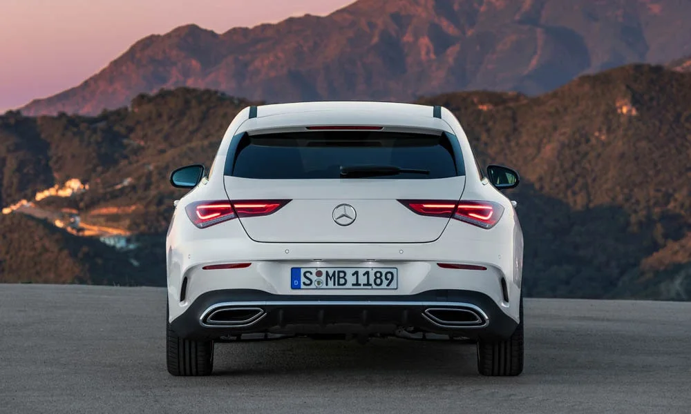 Фото Mercedes-Benz CLA — вид сзади, фото 11. Линия крыши, стойки и задняя дверь в белом исполнении. Насадки выхлопа или их имитация внизу бампера различают версии Mercedes-Benz CLA — вид сзади, фото 11