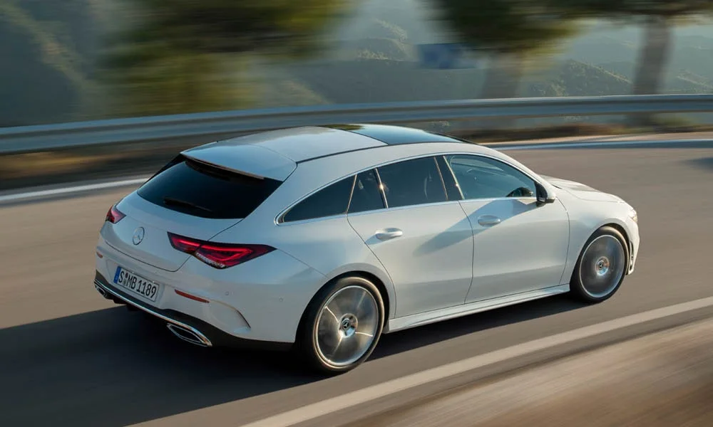 Фото Mercedes-Benz CLA — вид сзади, фото 12. Линия крыши, стойки и задняя дверь в белом исполнении Mercedes-Benz CLA — вид сзади, фото 12