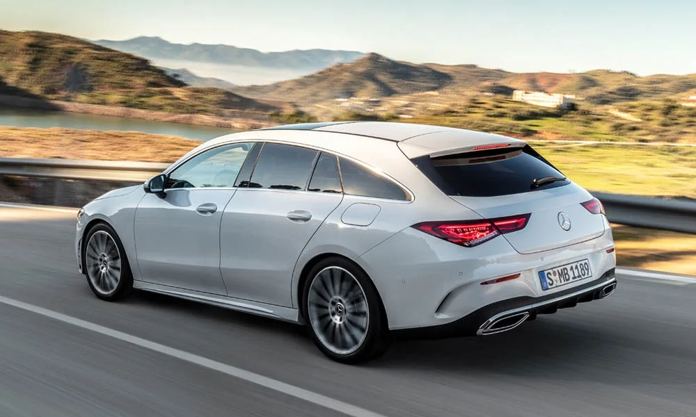 Фото Mercedes-Benz CLA — вид сзади, фото 13. Белый кузов сзади — фонари и бампер определяют ночной образ модели. Светодиодная полоса или раздельные секции — задняя оптика стала главным украшением кормы Mercedes-Benz CLA — вид сзади, фото 13