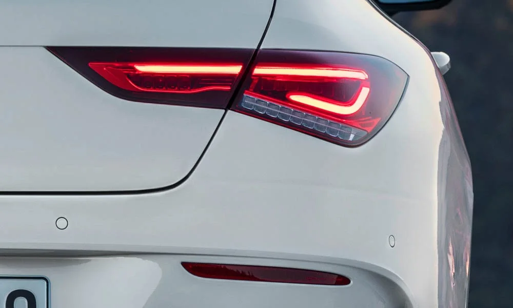 Фото Mercedes-Benz CLA — вид сзади, фото 14. Графика фонарей, бампер и оформление пятой двери. Насадки выхлопа или их имитация внизу бампера различают версии Mercedes-Benz CLA — вид сзади, фото 14