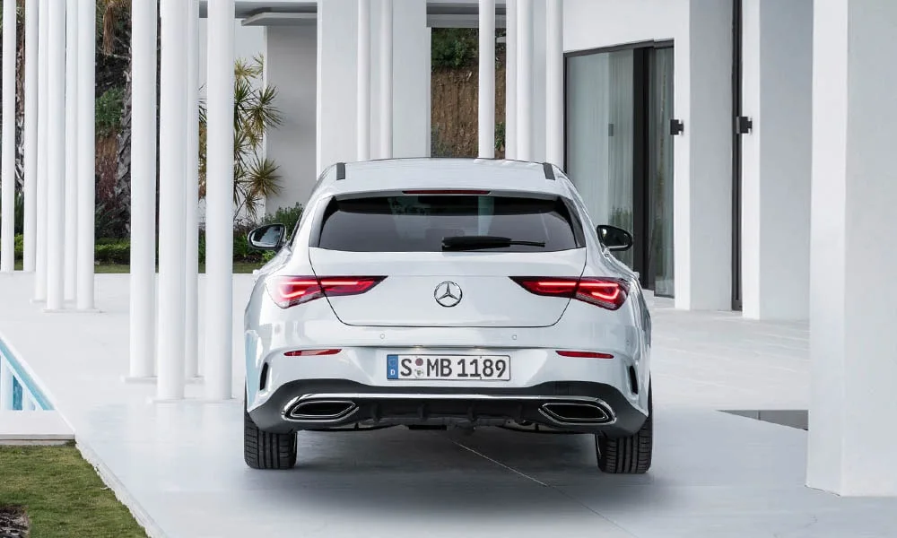 Фото Mercedes-Benz CLA — вид сзади, фото 17. Белый кузов сзади — фонари и бампер определяют ночной образ модели Mercedes-Benz CLA — вид сзади, фото 17