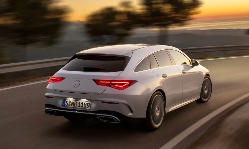Фото Mercedes-Benz CLA — вид сзади, фото 19. Графика фонарей, бампер и оформление пятой двери. Светодиодная полоса или раздельные секции — задняя оптика стала главным украшением кормы Mercedes-Benz CLA — вид сзади, фото 19