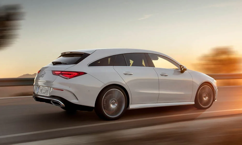 Фото Mercedes-Benz CLA — вид сзади, фото 20. Корма в белом цвете: графика фонарей и пластика пятой двери. Насадки выхлопа или их имитация внизу бампера различают версии Mercedes-Benz CLA — вид сзади, фото 20