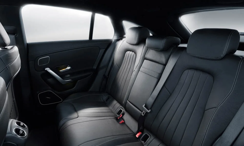 Фото Mercedes-Benz CLA — задние сиденья, фото 2. Посадка второго ряда: подголовники и подлокотник Mercedes-Benz CLA — задние сиденья, фото 2
