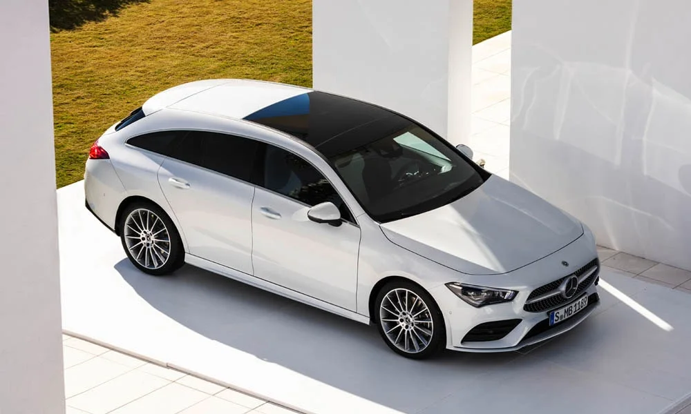 Фото Mercedes-Benz CLA — крыша, фото 2. Линия крыши и панорамное остекление с высоты. Рейлинги рассчитаны на поперечины для бокса или велокреплений Mercedes-Benz CLA — крыша, фото 2