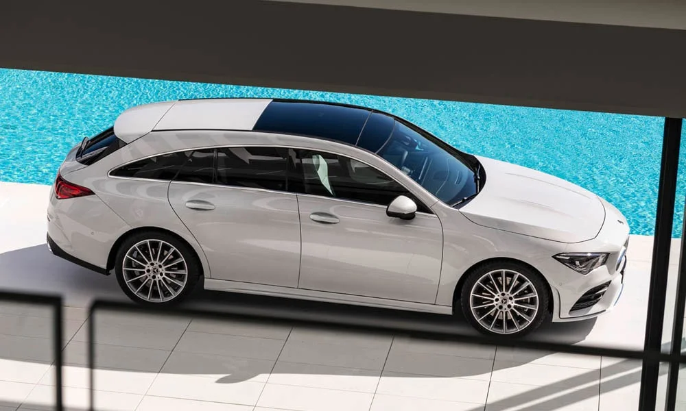 Фото Mercedes-Benz CLA — крыша, фото 3. Крыша сверху: остекление, рейлинги и антенна-плавник. Панорамное стекло зрительно увеличивает салон; шторка спасает в жару Mercedes-Benz CLA — крыша, фото 3