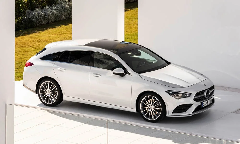Фото Mercedes-Benz CLA — крыша, фото 4. Линия крыши и панорамное остекление с высоты. Панорамное стекло зрительно увеличивает салон; шторка спасает в жару Mercedes-Benz CLA — крыша, фото 4