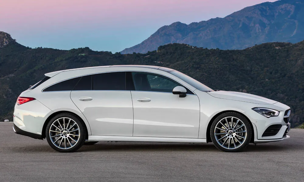 Фото Mercedes-Benz CLA — вид сбоку, фото 6. Сбоку читаются линия остекления и характер выштамповок на белом кузове Mercedes-Benz CLA — вид сбоку, фото 6