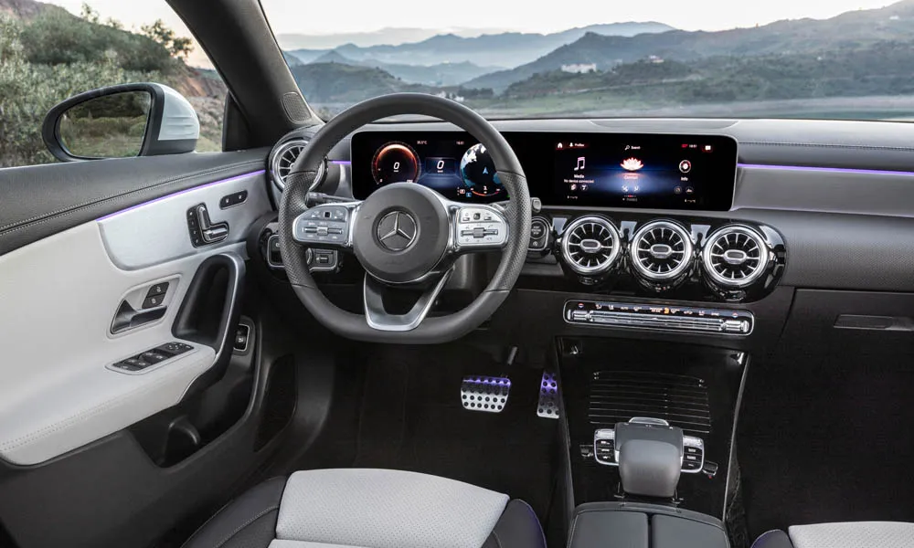 Фото Mercedes-Benz CLA — руль, фото 2. Обшивка обода и компоновка спиц крупным планом. Клавиши на спицах управляют медиа, круизом и ассистентами — руки остаются на руле Mercedes-Benz CLA — руль, фото 2