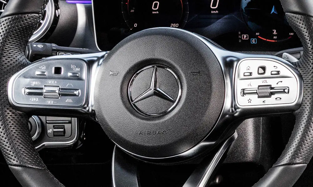 Фото Mercedes-Benz CLA — руль, фото 3. Обшивка обода и компоновка спиц крупным планом. Правильная посадка: руки на «9 и 3», приборы читаются поверх обода Mercedes-Benz CLA — руль, фото 3