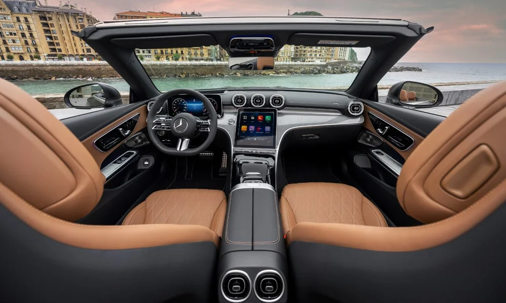 Фото Mercedes-Benz CLE Кабриолет (2024) — передняя панель. Передняя панель в коричневой отделке: расположение экранов и дефлекторов. Минимум физических кнопок — ставка на экранное управление Mercedes-Benz CLE Кабриолет (2024) — передняя панель