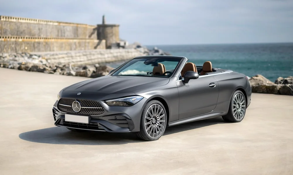 Фото Mercedes-Benz CLE Кабриолет (2024) — вид спереди. Кузов в сером цвете: рисунок оптики и решётки задаёт узнаваемое «лицо» модели Mercedes-Benz CLE Кабриолет (2024) — вид спереди