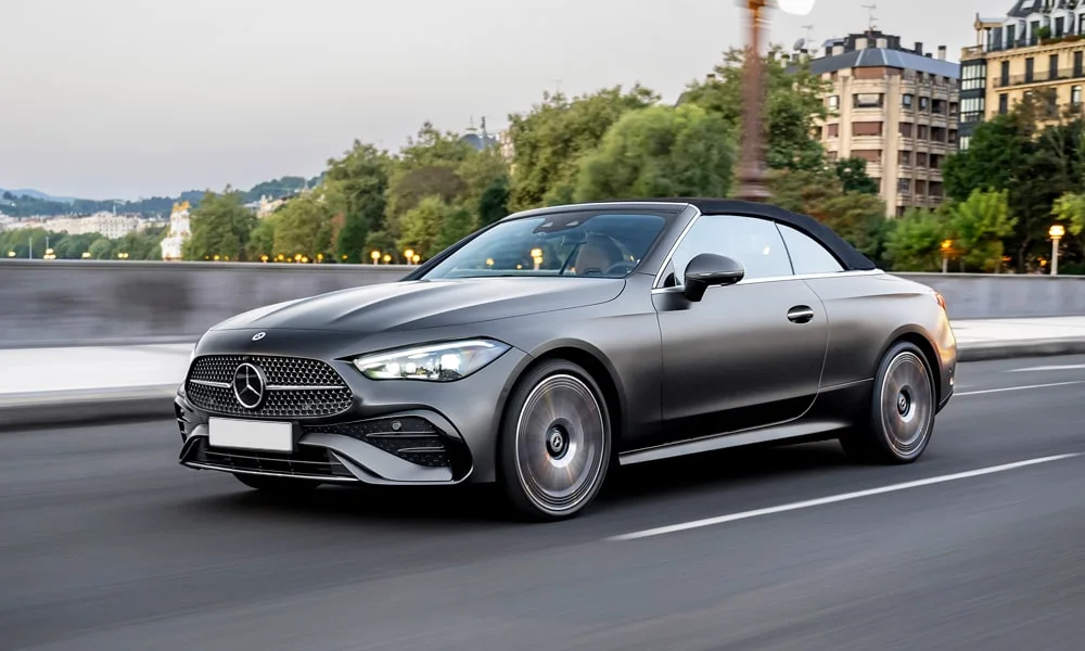 Фото Mercedes-Benz CLE Кабриолет (2024) — вид спереди, фото 8. Оптика, решётка и бампер — первое впечатление о модели. Дневные ходовые огни включаются автоматически с запуском Mercedes-Benz CLE Кабриолет (2024) — вид спереди, фото 8