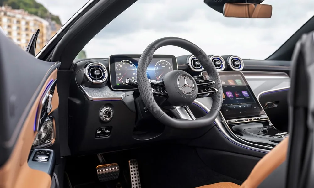 Фото Mercedes-Benz CLE Кабриолет (2024) — приборная панель. Скорость, запас хода и подсказки ассистентов перед глазами. Запас хода и расход выводятся крупно — главные цифры ежедневных поездок Mercedes-Benz CLE Кабриолет (2024) — приборная панель