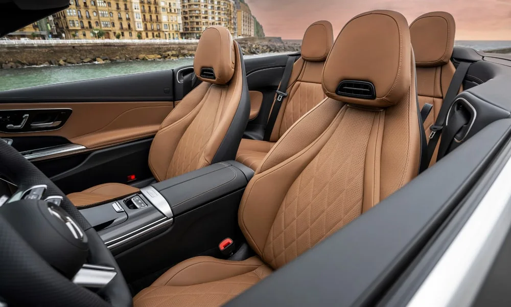 Фото Mercedes-Benz CLE Кабриолет (2024) — интерьер. Общий план салона: архитектура панели, консоль и кресла. Уровень отделки читается по стыкам панелей и мягким поверхностям в зонах касания Mercedes-Benz CLE Кабриолет (2024) — интерьер