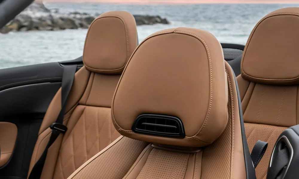 Фото Mercedes-Benz CLE Кабриолет (2024) — интерьер, фото 3. Общий план салона: архитектура панели, консоль и кресла Mercedes-Benz CLE Кабриолет (2024) — интерьер, фото 3