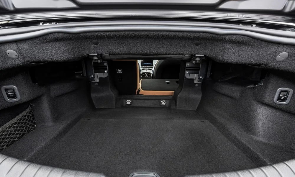 Фото Mercedes-Benz CLE Кабриолет (2024) — интерьер, фото 4. Общий план салона: архитектура панели, консоль и кресла. Уровень отделки читается по стыкам панелей и мягким поверхностям в зонах касания Mercedes-Benz CLE Кабриолет (2024) — интерьер, фото 4