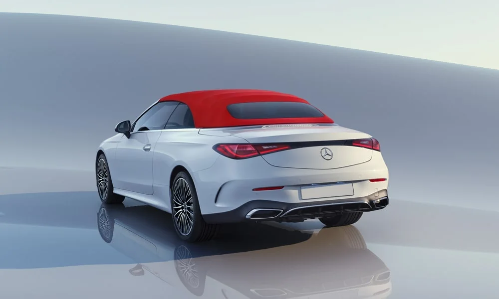 Фото Mercedes-Benz CLE Кабриолет (2024) — вид сзади, фото 9. Белый кузов сзади — фонари и бампер определяют ночной образ модели. Светодиодная полоса или раздельные секции — задняя оптика стала главным украшением кормы Mercedes-Benz CLE Кабриолет (2024) — вид сзади, фото 9