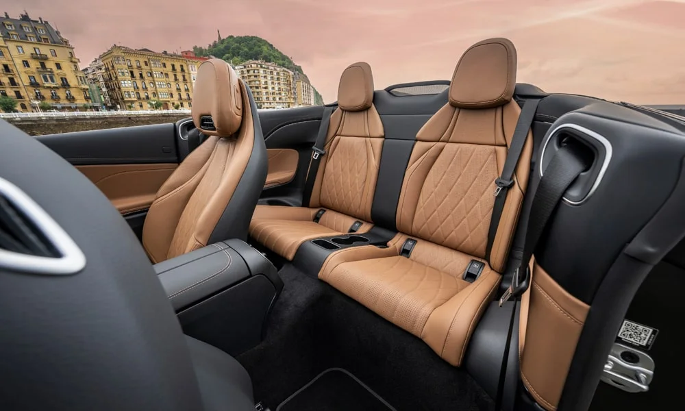 Фото Mercedes-Benz CLE Кабриолет (2024) — задние сиденья. Посадка второго ряда: подголовники и подлокотник. Плоский пол упрощает посадку втроём Mercedes-Benz CLE Кабриолет (2024) — задние сиденья