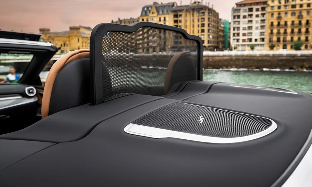 Фото Mercedes-Benz CLE Кабриолет (2024) — крыша, фото 2. Крыша сверху: остекление, рейлинги и антенна-плавник. Рейлинги рассчитаны на поперечины для бокса или велокреплений Mercedes-Benz CLE Кабриолет (2024) — крыша, фото 2