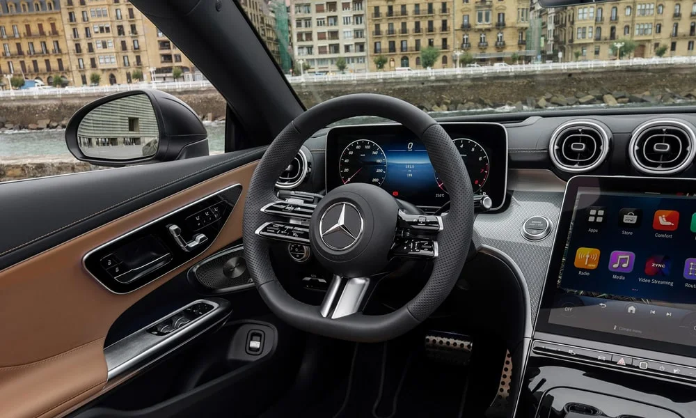 Фото Mercedes-Benz CLE Кабриолет (2024) — руль. Обшивка обода и компоновка спиц крупным планом. Обогрев обода — опция, которую оценят зимой Mercedes-Benz CLE Кабриолет (2024) — руль