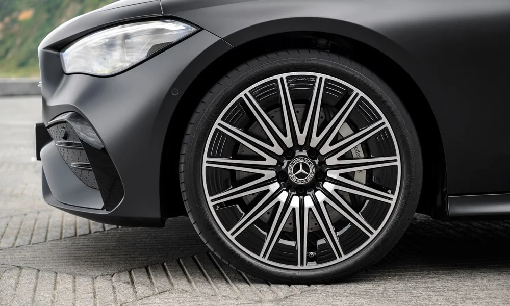Фото Mercedes-Benz CLE Кабриолет (2024) — колесо и диск. Диск с многоспицевым рисунком; за спицами видны тормозной механизм и суппорт. Рекомендованные размеры шин и давление — на табличке в проёме водительской двери Mercedes-Benz CLE Кабриолет (2024) — колесо и диск