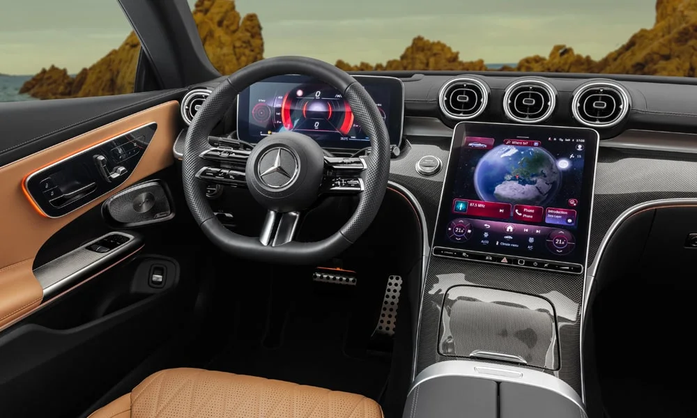 Фото Mercedes-Benz CLE (2024) — передняя панель. Архитектура передней панели: ярусы, вставки и консоль в коричневой гамме. Мягкие материалы верхнего яруса и вставки задают уровень интерьера Mercedes-Benz CLE (2024) — передняя панель