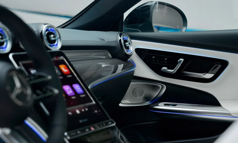 Фото Mercedes-Benz CLE (2024) — дверная карта, фото 2. Подлокотник, динамик и блок стеклоподъёмников. Решётка динамика в двери — часть штатной акустики Mercedes-Benz CLE (2024) — дверная карта, фото 2