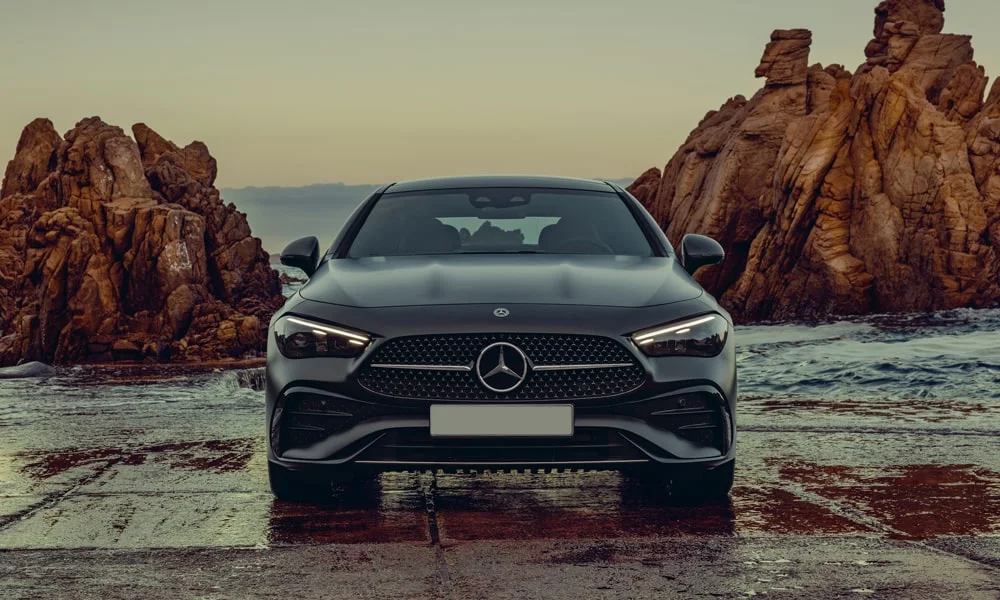 Фото Mercedes-Benz CLE (2024) — вид спереди, фото 2. Оптика, решётка и бампер — первое впечатление о модели. Рисунок ходовых огней — подпись модели, по нему её узнают в потоке Mercedes-Benz CLE (2024) — вид спереди, фото 2