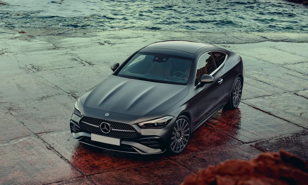 Фото Mercedes-Benz CLE (2024) — вид спереди, фото 3. Серый кузов, строгая симметрия оптики — базовый ракурс знакомства с дизайном Mercedes-Benz CLE (2024) — вид спереди, фото 3