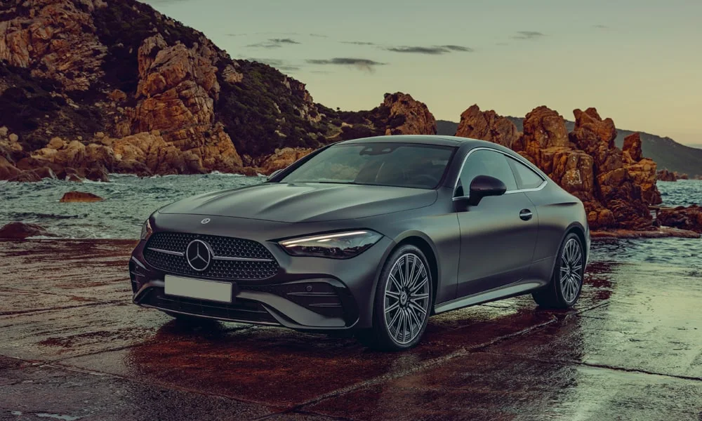 Фото Mercedes-Benz CLE (2024) — вид спереди, фото 4. Кузов в сером цвете: рисунок оптики и решётки задаёт узнаваемое «лицо» модели. Дневные ходовые огни включаются автоматически с запуском Mercedes-Benz CLE (2024) — вид спереди, фото 4