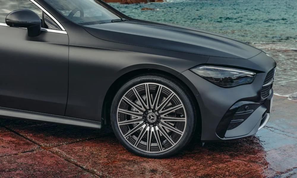Фото Mercedes-Benz CLE (2024) — вид спереди, фото 6. Оптика, решётка и бампер — первое впечатление о модели. Дневные ходовые огни включаются автоматически с запуском Mercedes-Benz CLE (2024) — вид спереди, фото 6