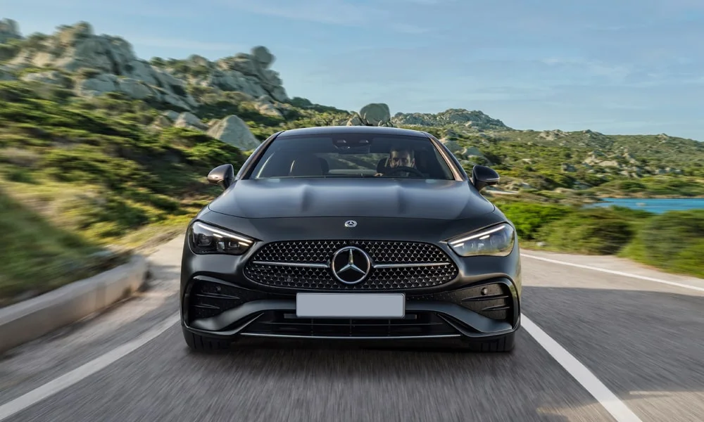 Фото Mercedes-Benz CLE (2024) — вид спереди, фото 7. Кузов в чёрном цвете: рисунок оптики и решётки задаёт узнаваемое «лицо» модели Mercedes-Benz CLE (2024) — вид спереди, фото 7