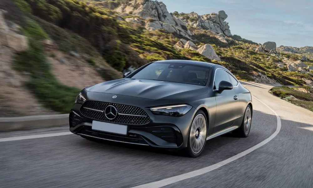 Фото Mercedes-Benz CLE (2024) — вид спереди, фото 8. Анфас: пропорции капота, посадка кузова и графика ходовых огней Mercedes-Benz CLE (2024) — вид спереди, фото 8