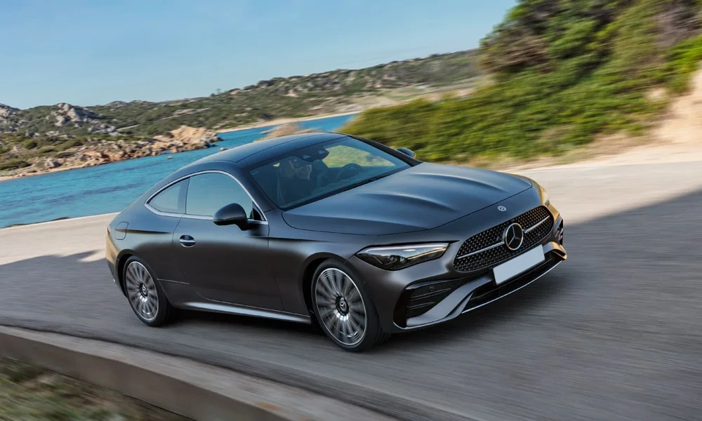 Фото Mercedes-Benz CLE (2024) — вид спереди, фото 9. Чёрный кузов, строгая симметрия оптики — базовый ракурс знакомства с дизайном. Дневные ходовые огни включаются автоматически с запуском Mercedes-Benz CLE (2024) — вид спереди, фото 9