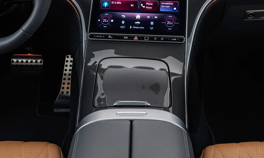 Фото Mercedes-Benz CLE (2024) — интерьер, фото 2. Общий план салона: архитектура панели, консоль и кресла. Светлая гамма зрительно расширяет салон, тёмная — практичнее в уходе Mercedes-Benz CLE (2024) — интерьер, фото 2