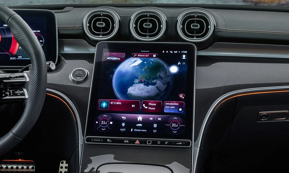 Фото Mercedes-Benz CLE (2024) — экран мультимедиа. Вертикальный экран мультимедиа — карты и списки помещаются целиком. Климат и обогревы часто управляются с этого экрана — привыкание занимает пару дней Mercedes-Benz CLE (2024) — экран мультимедиа