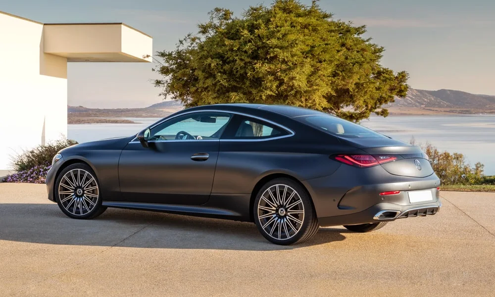 Фото Mercedes-Benz CLE (2024) — вид сзади. Графика фонарей, бампер и оформление пятой двери Mercedes-Benz CLE (2024) — вид сзади