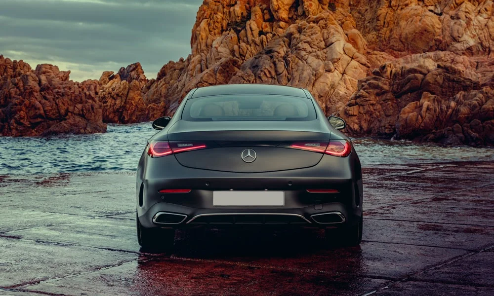 Фото Mercedes-Benz CLE (2024) — вид сзади, фото 2. Линия крыши, стойки и задняя дверь в чёрном исполнении. Светодиодная полоса или раздельные секции — задняя оптика стала главным украшением кормы Mercedes-Benz CLE (2024) — вид сзади, фото 2