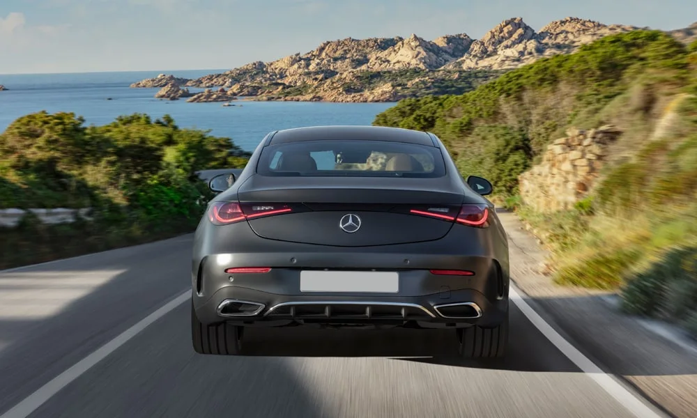 Фото Mercedes-Benz CLE (2024) — вид сзади, фото 5. Графика фонарей, бампер и оформление пятой двери. Насадки выхлопа или их имитация внизу бампера различают версии Mercedes-Benz CLE (2024) — вид сзади, фото 5