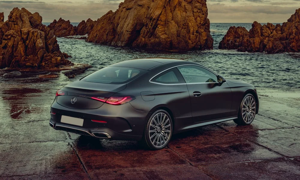 Фото Mercedes-Benz CLE (2024) — вид сзади, фото 7. Графика фонарей, бампер и оформление пятой двери. Насадки выхлопа или их имитация внизу бампера различают версии Mercedes-Benz CLE (2024) — вид сзади, фото 7