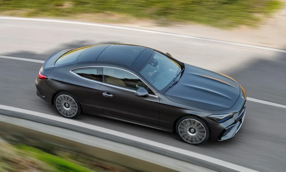 Фото Mercedes-Benz CLE (2024) — крыша. Линия крыши и панорамное остекление с высоты. Рейлинги рассчитаны на поперечины для бокса или велокреплений Mercedes-Benz CLE (2024) — крыша